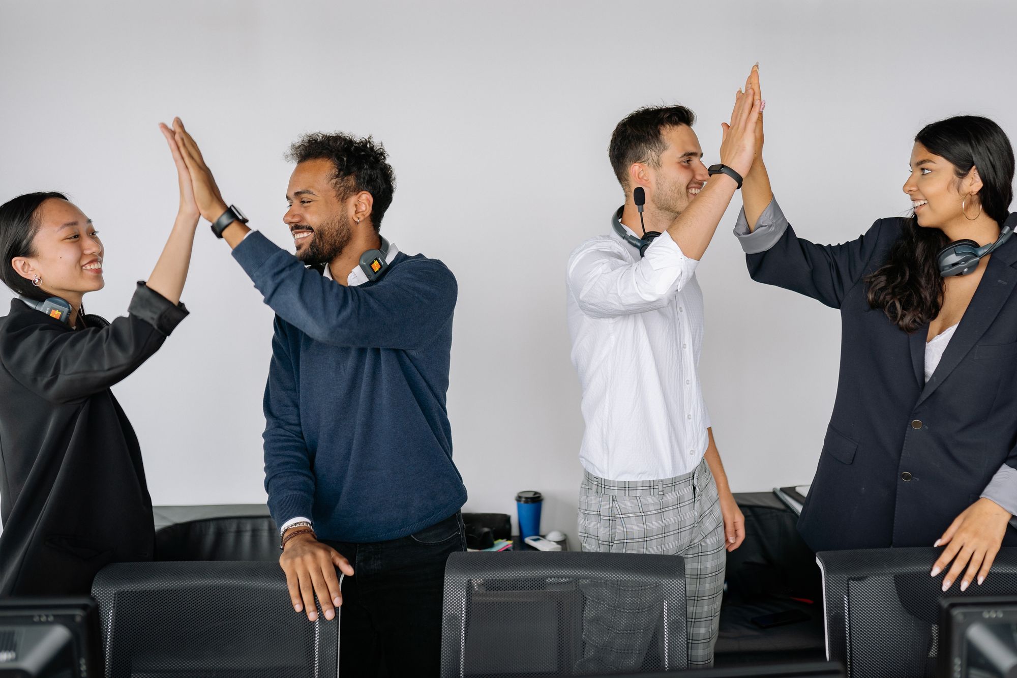 Säljteam som ger varandra high five